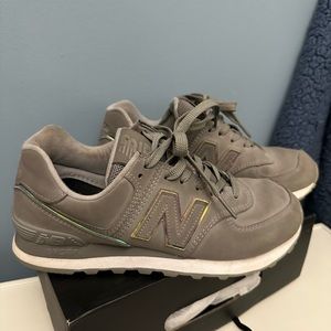 Women’s tennis shoes